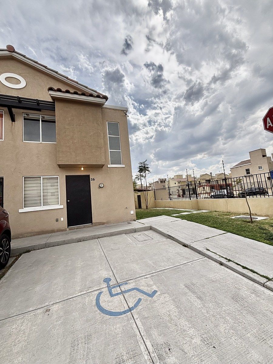 19 of 26: A un costado de área verde común .