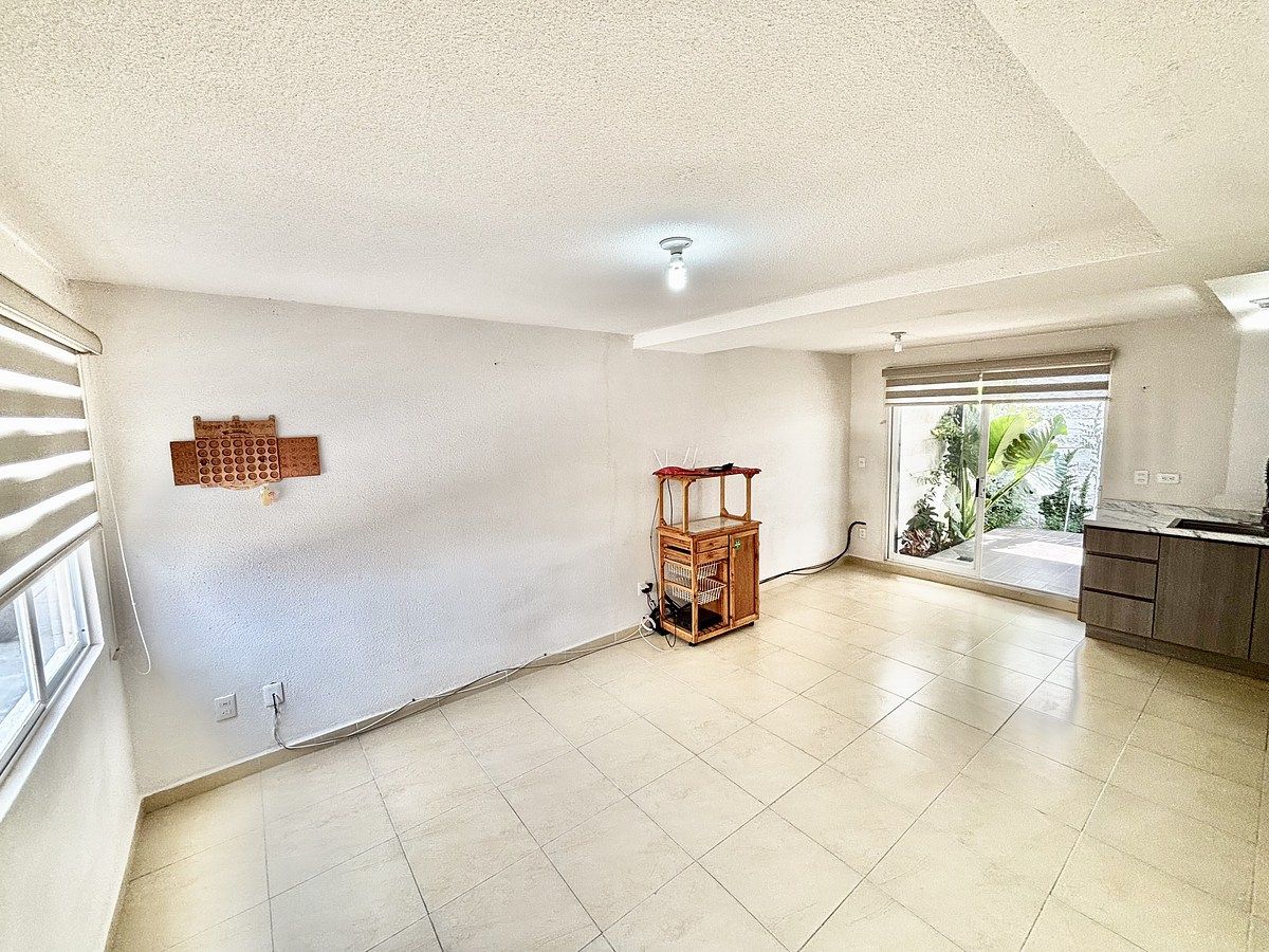 7 of 26: Sala y comedor abiertos