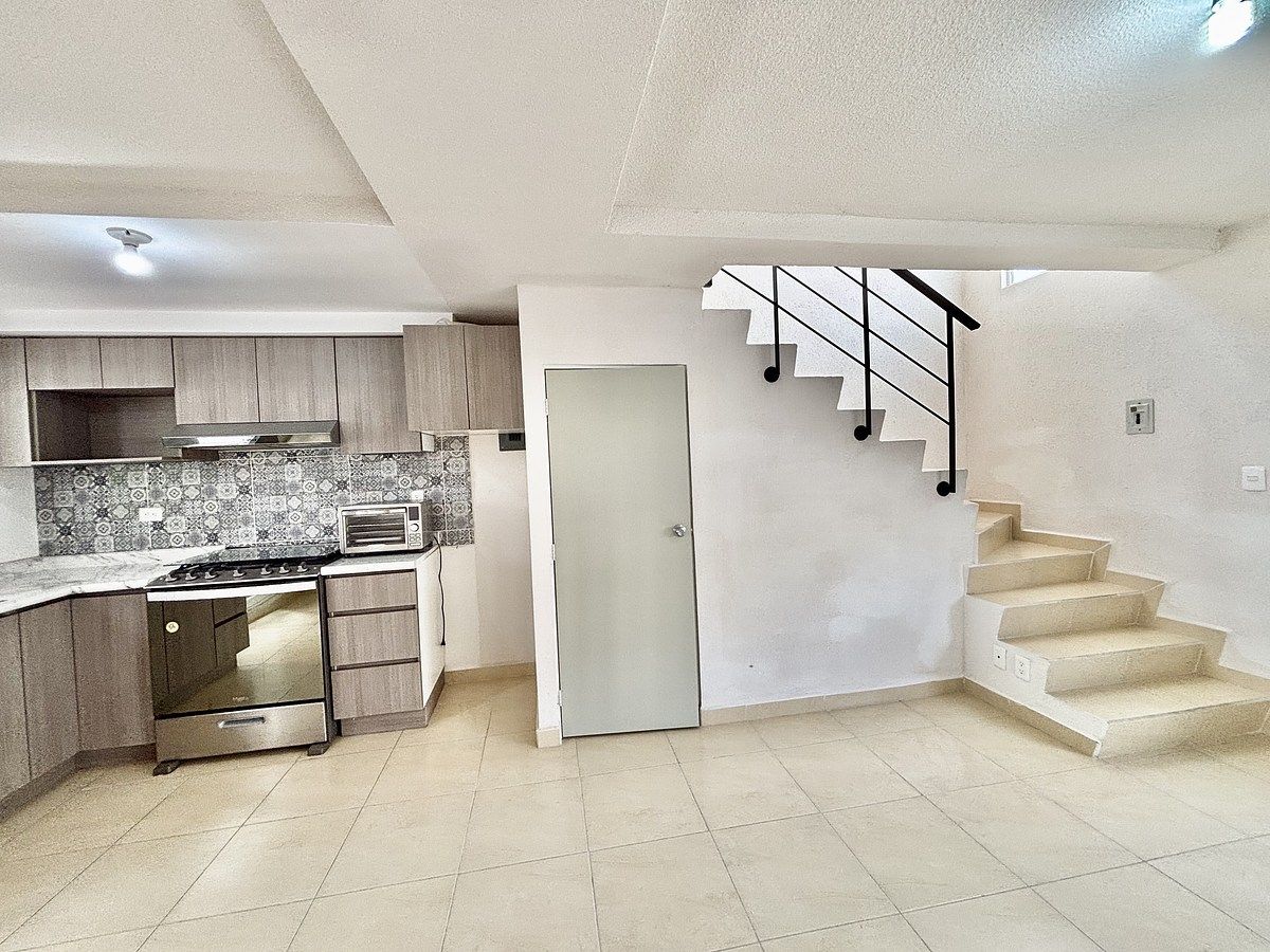 8 of 26: Medio baño de visitas