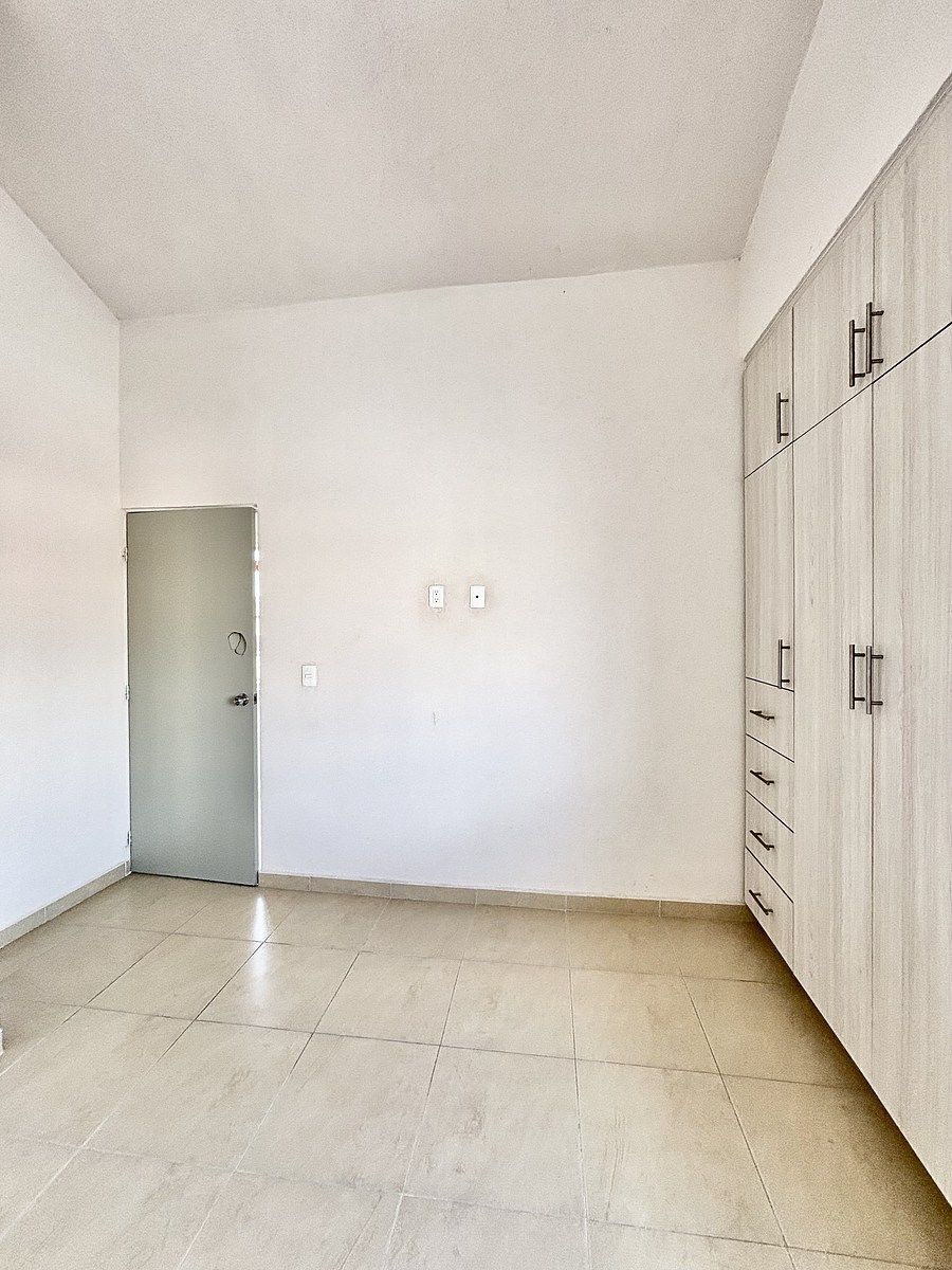 12 of 26: Recámara Ppal con techos altos