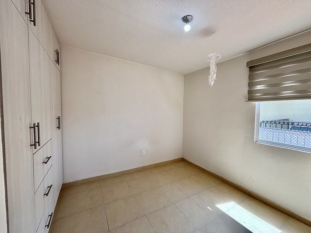 16 of 26: Recámara secundaria con clóset de piso a techo .