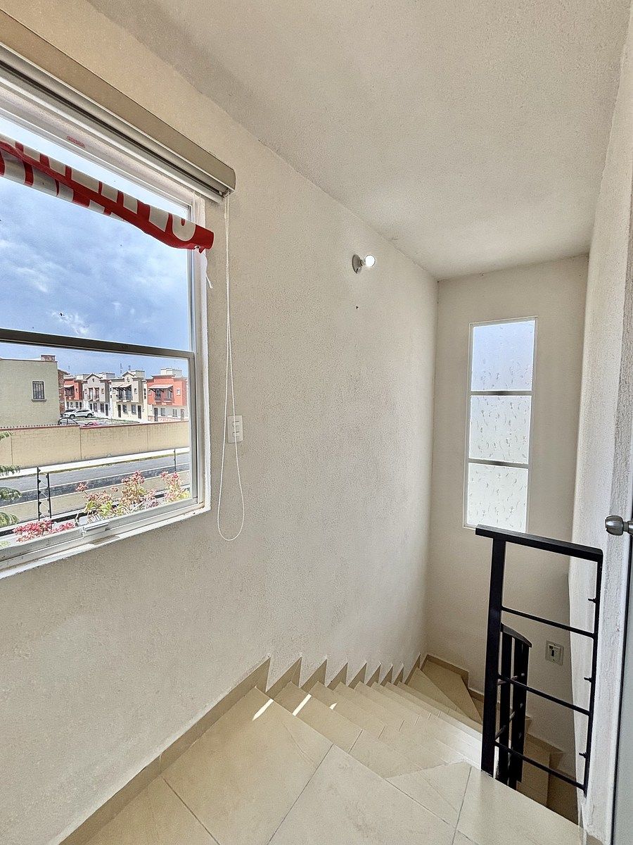 11 of 26: Gran iluminación y vista a área verde  común .