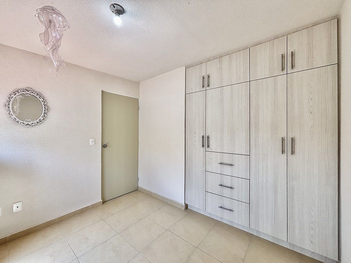 15 of 26: Recámara secundaria con clóset de piso a techo .