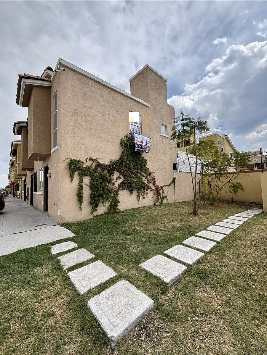 20 of 26: Con vista a área común .