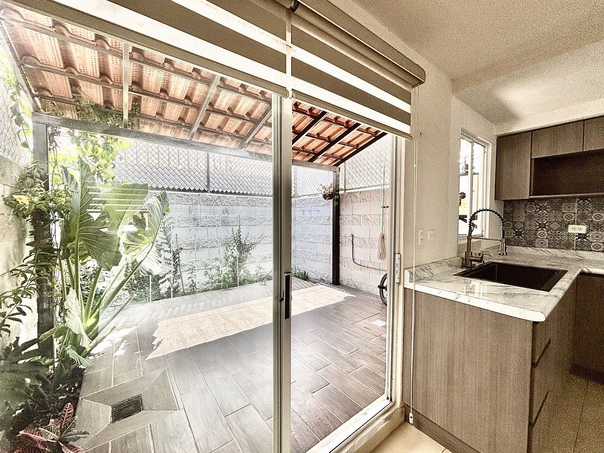 1 of 26: Salida a agradable terraza techada .