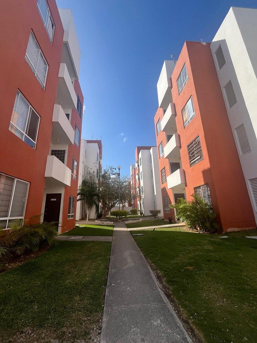 5 de 18: ANDADOR HACIA EL EDIFICIO