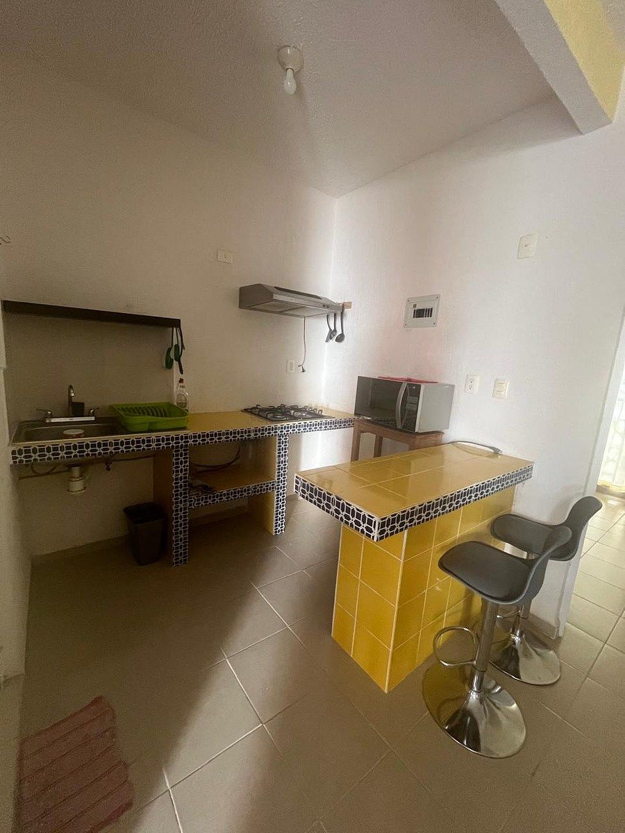 16 de 18: COCINA CON BARRA