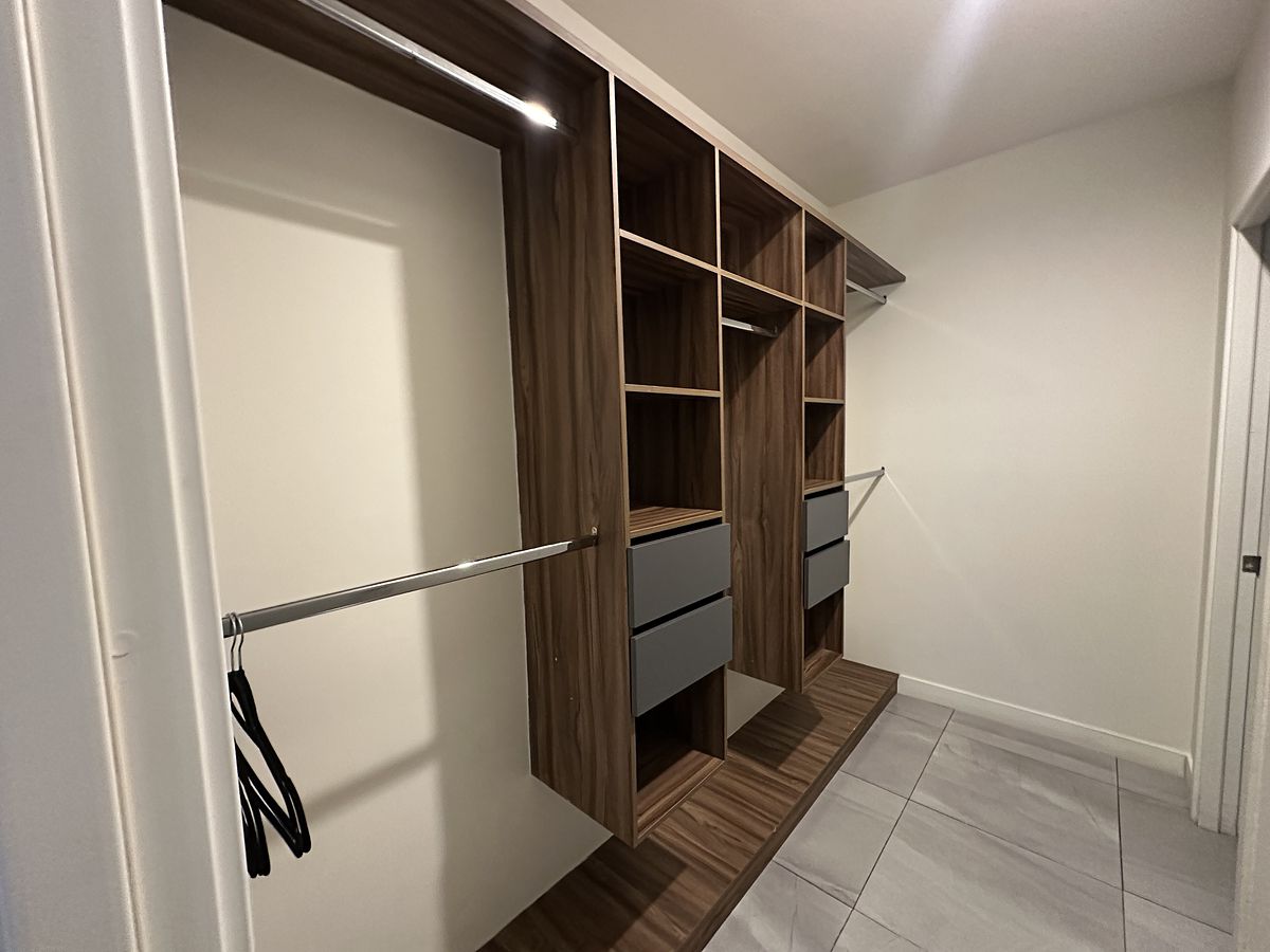 9 of 23: Closet-Vestidor Principal