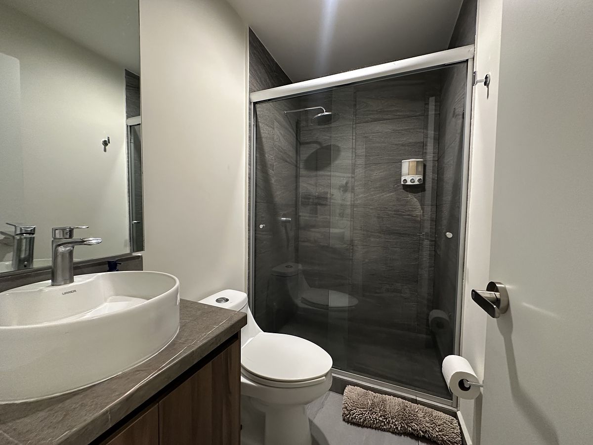 10 of 23: Baño Recámara Principal