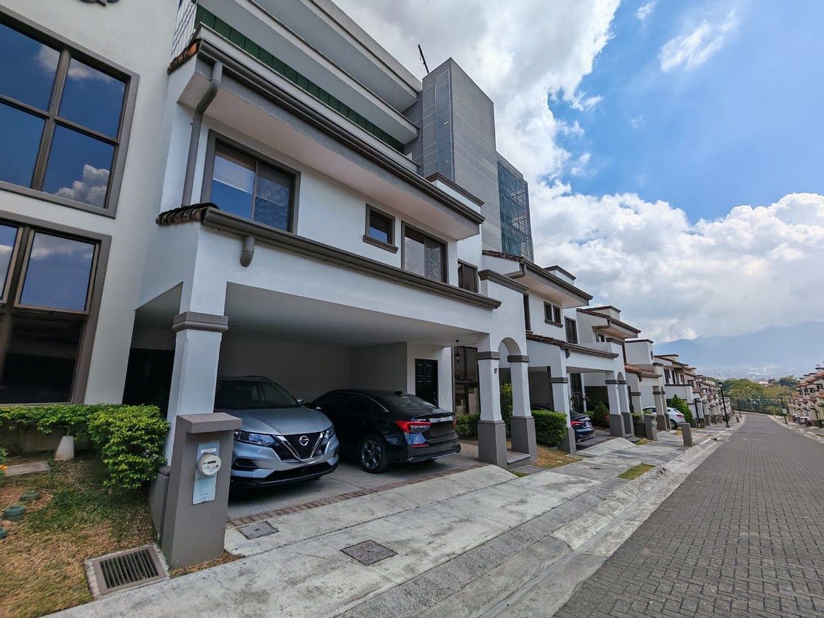 Venta de casa en condominio Atocha, Lagunilla, Heredia, foto 1 de 32