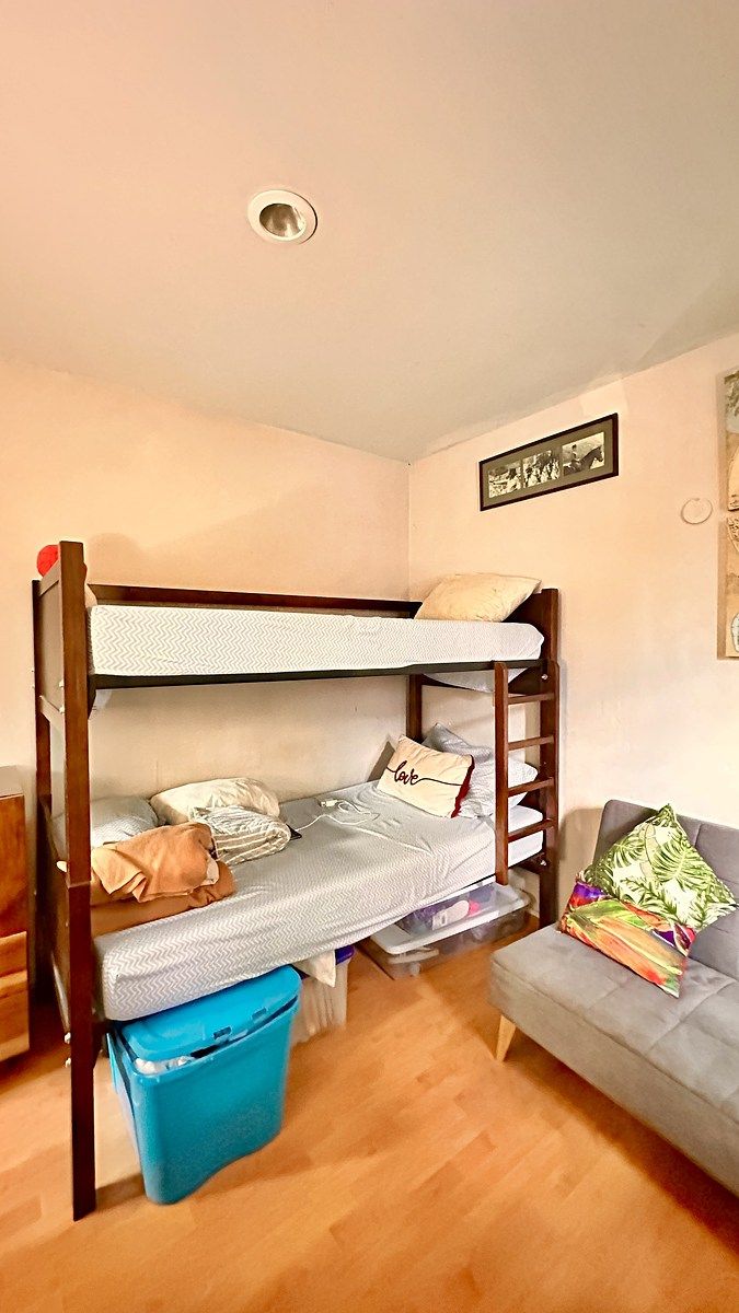 18 de 42: Literas o dos camas individuales