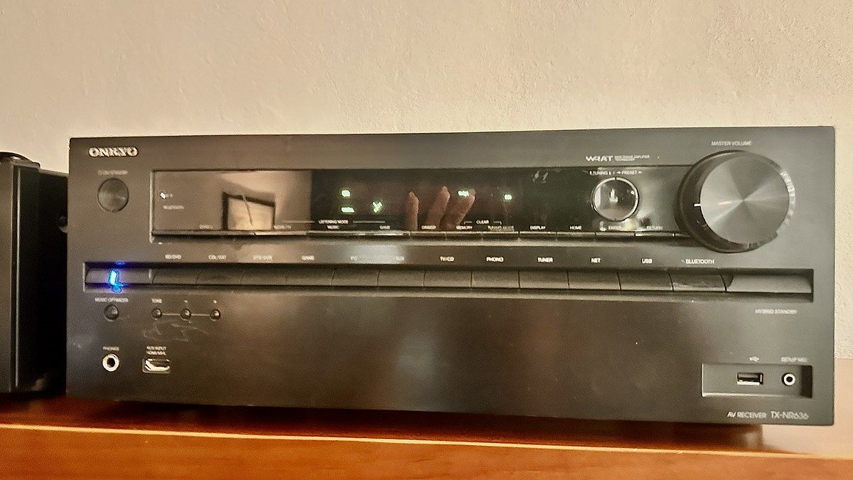 23 de 42: Equipo de sonido y bocinas marca ONKYO