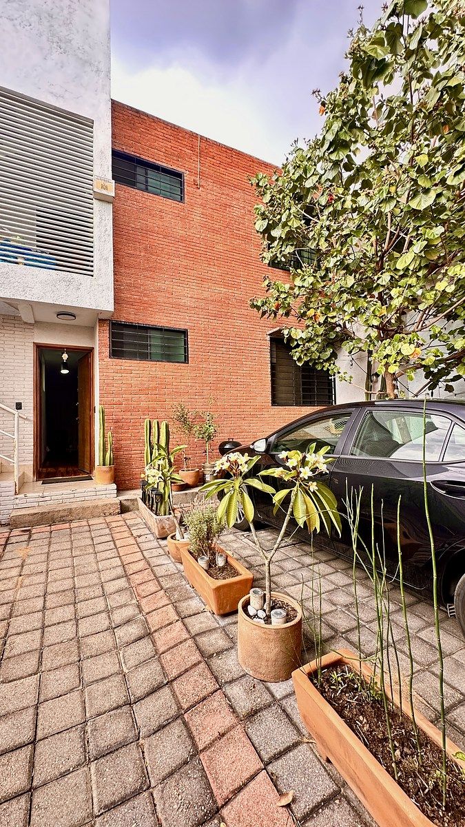 24 de 42: Espacio de estacionamiento designado de lado derecho