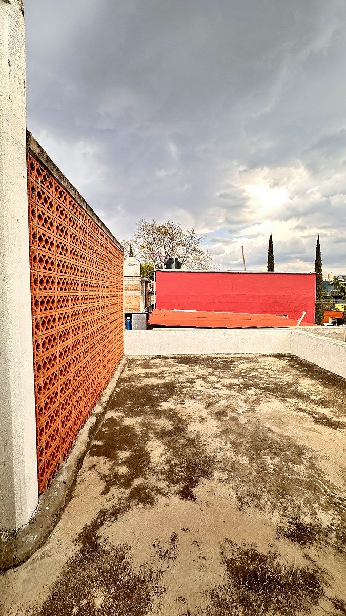 36 de 42: Área de terraza compartida con vecino de segunda planta