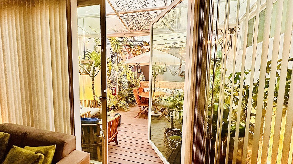 4 de 42: Salida de la sala a la terraza