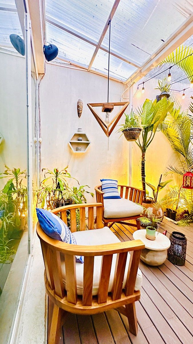 33 de 42: Terraza interior con water feature e iluminación