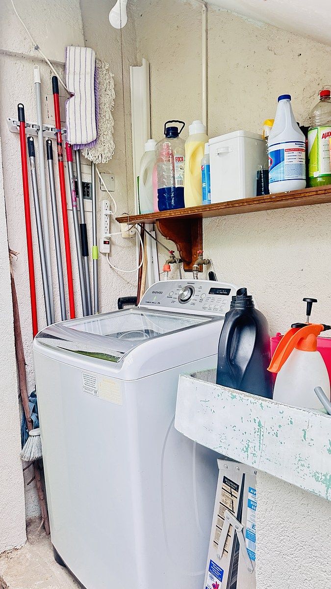 42 de 42: Lavadora y área de lavado