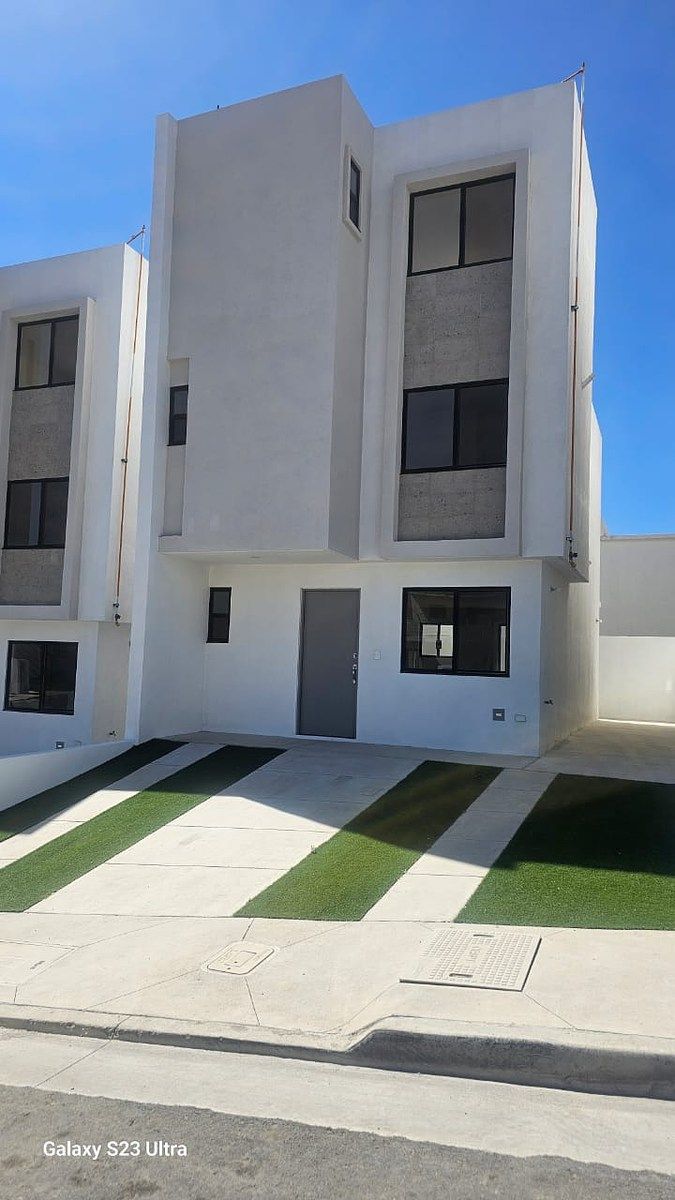 1 de 13: FACHADA PRINCIPAL