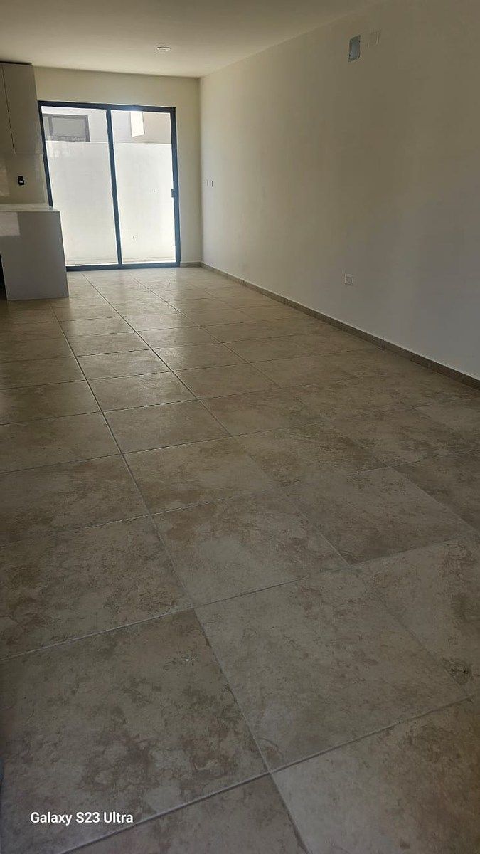 4 de 13: AMPLIO ESPACIO PARA SALA Y COMEDOR