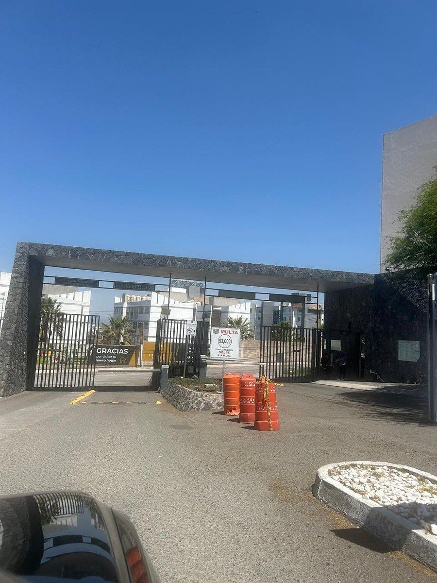 4 de 27: PORTICO CON VIGILANCIA