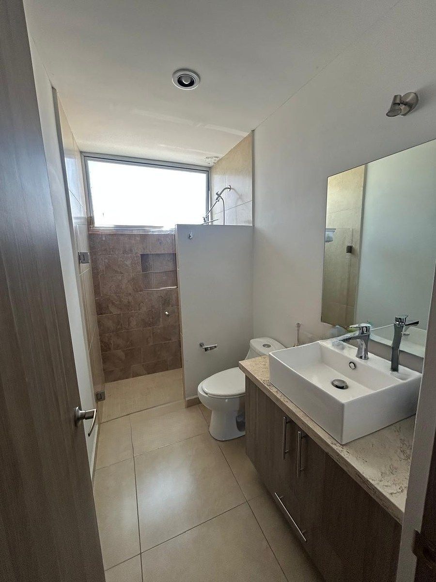 21 de 27: BAÑO SECUNDARIO