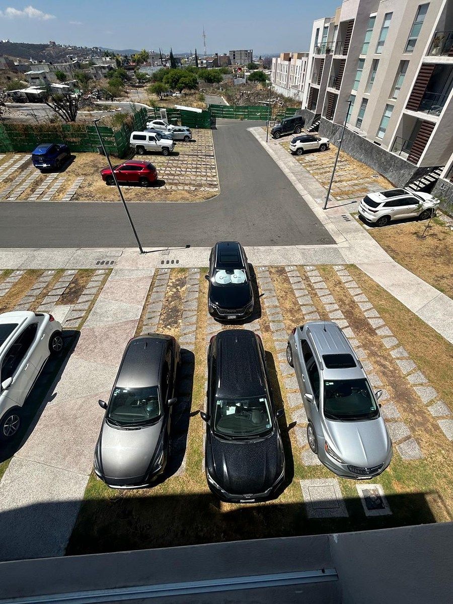 24 de 27: DOS ESTACIONAMIENTOS PRIVADOS