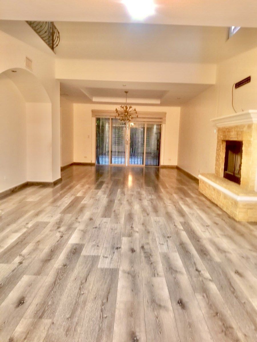 2 of 10: Sala con chimenea