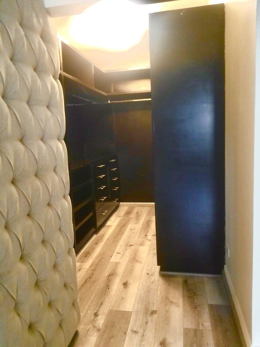 7 of 10: Walking closet