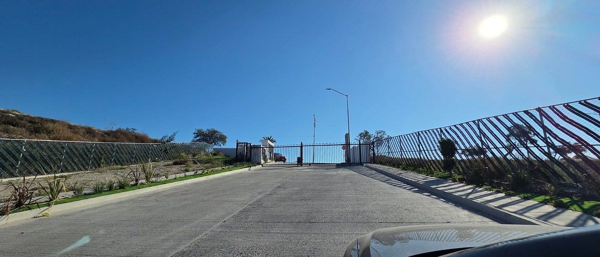 31 de 33: Portón de acceso