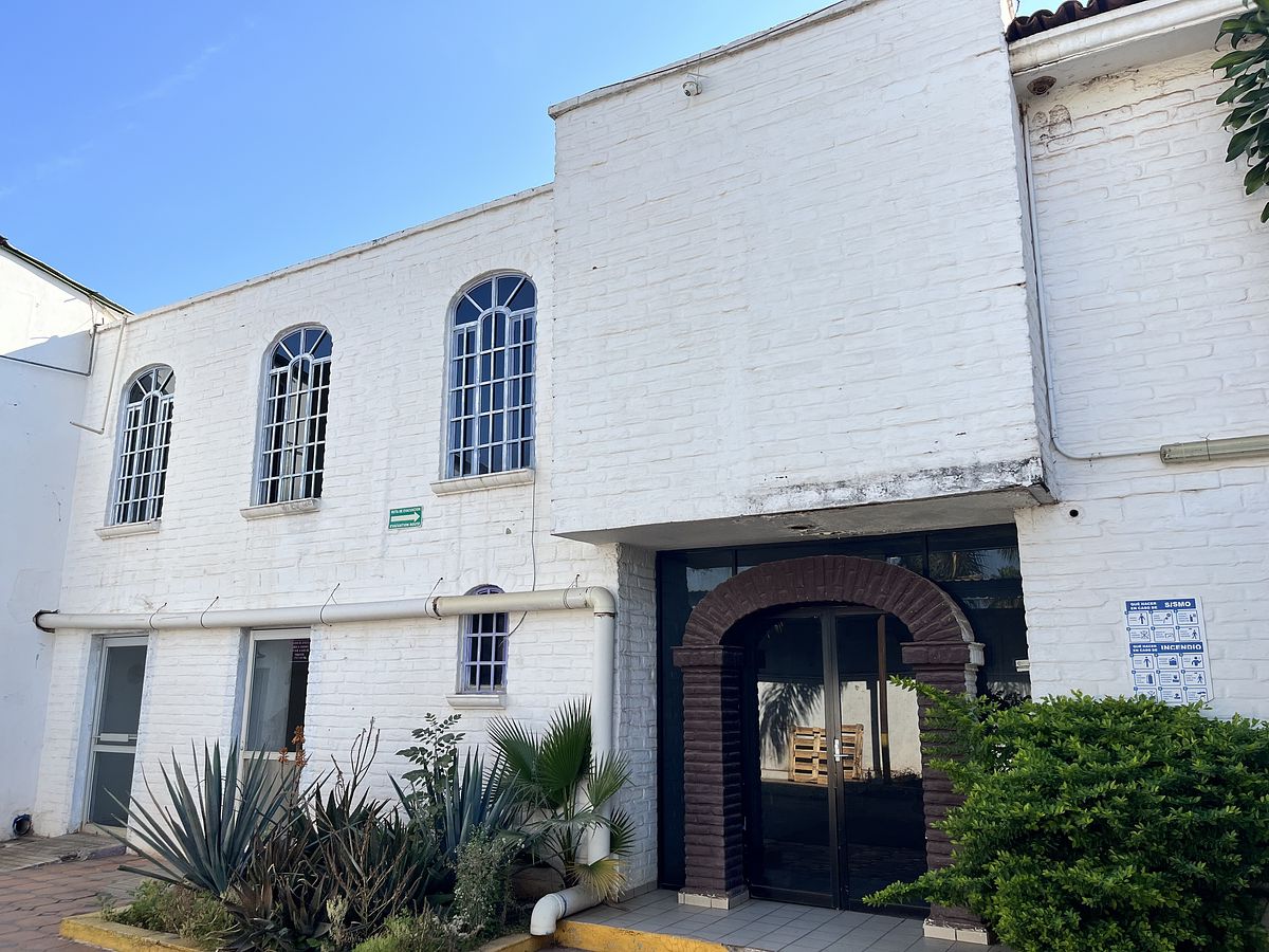 1 de 5: Oficinas en 2 niveles + atención a clientes