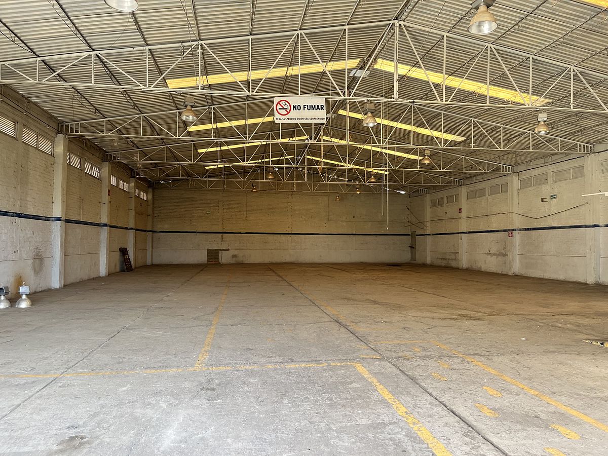 2 de 5: 740 m2 netos de almacén