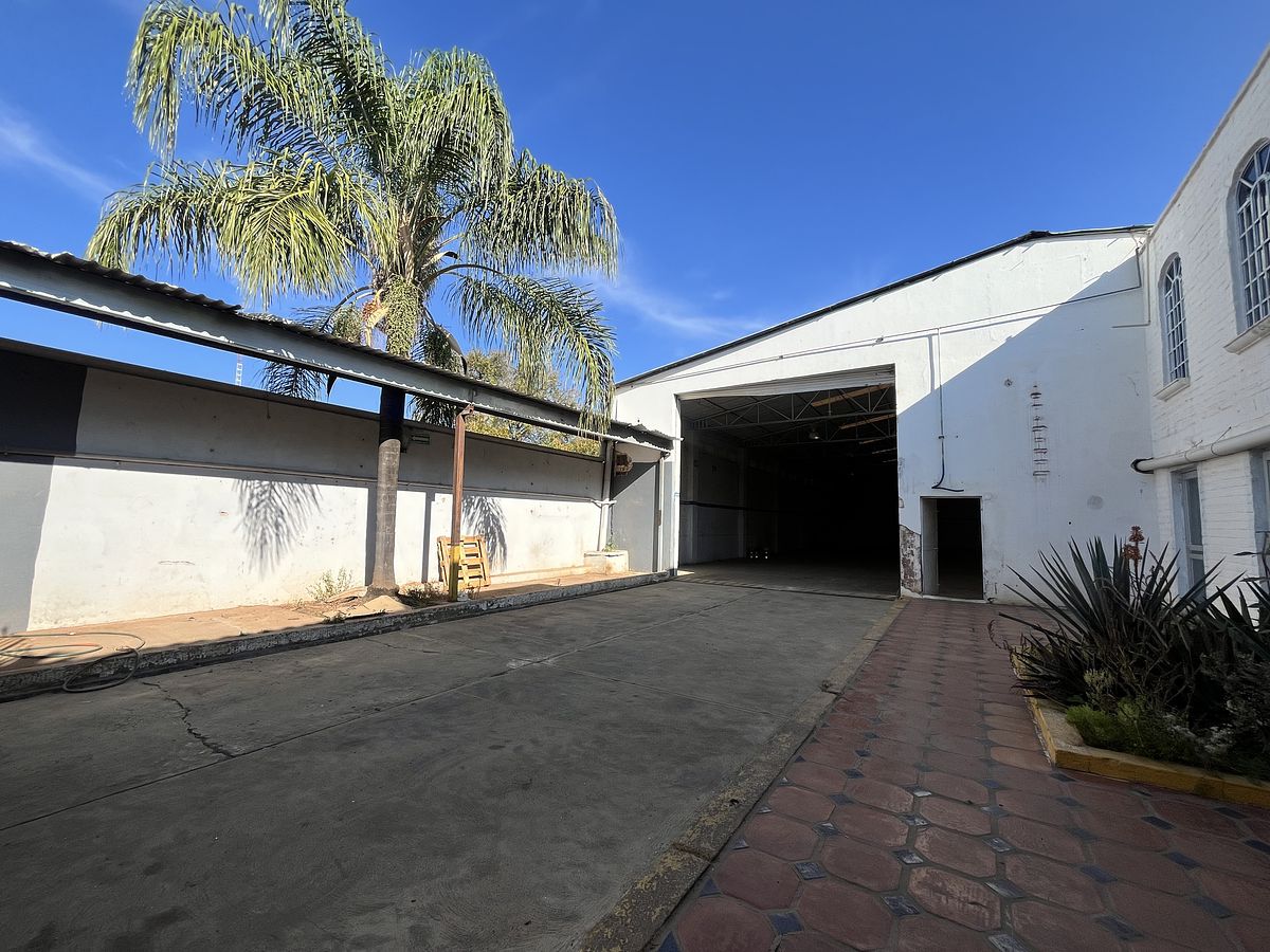 4 de 5: Portón y acceso de vehículos de carga