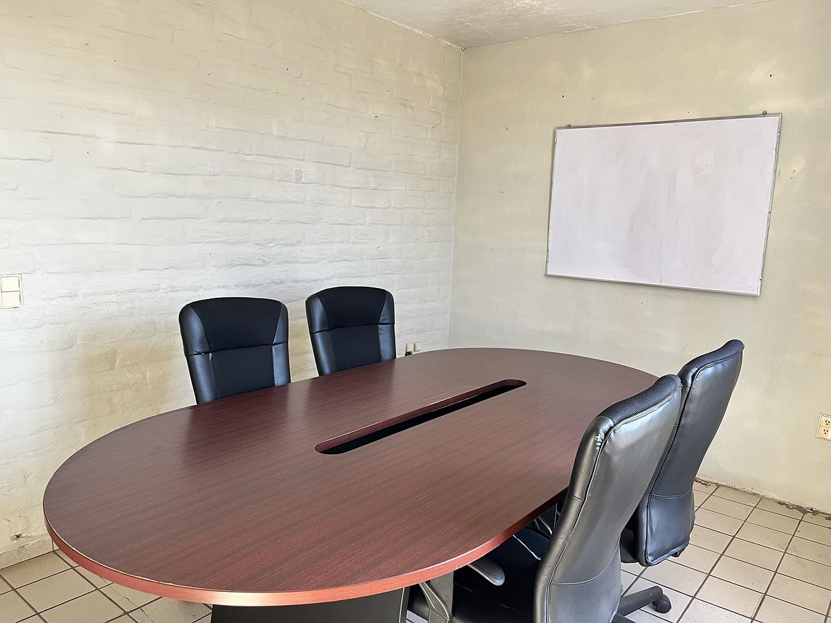 5 de 5: Sala de juntas con mobiliario incluido