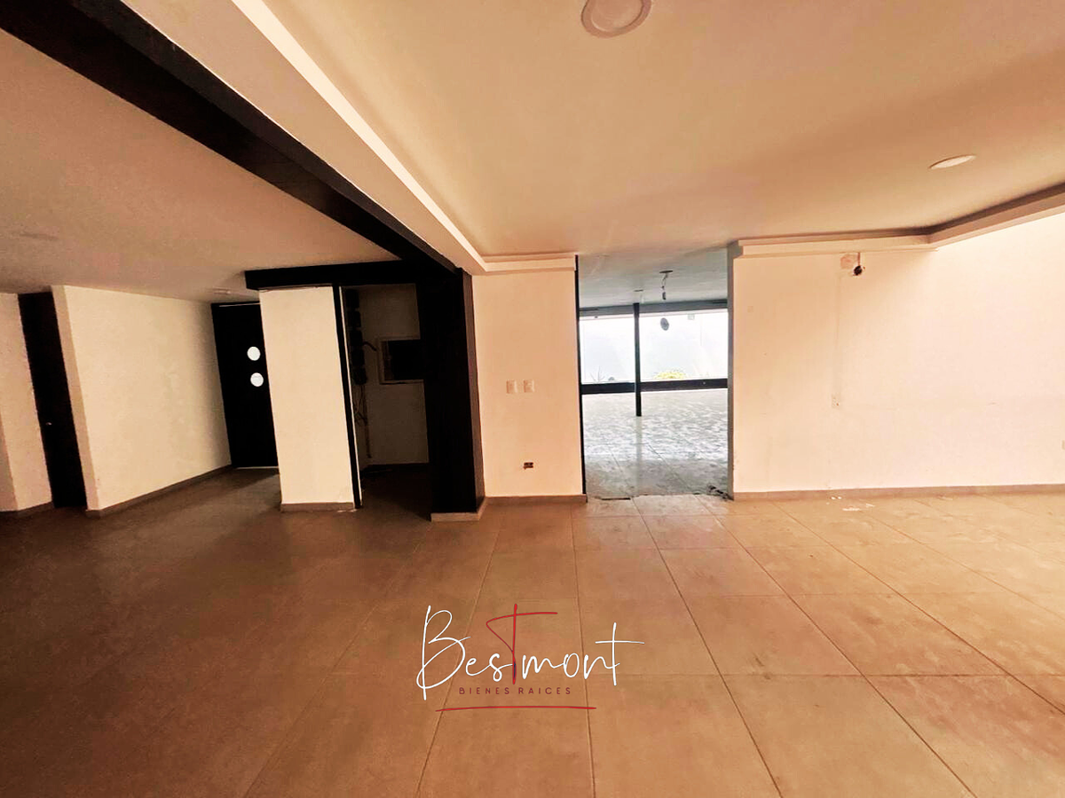 8 de 18: Entrada a privado cocina y baños