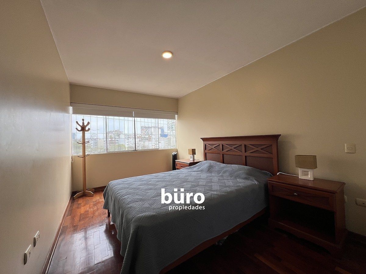 5 de 15: Dormitorio principal con baño y vista a la calle