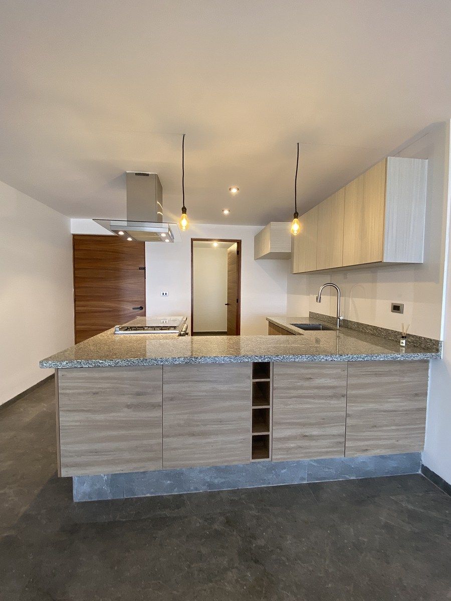 2 of 26: Campana y amplia alacena