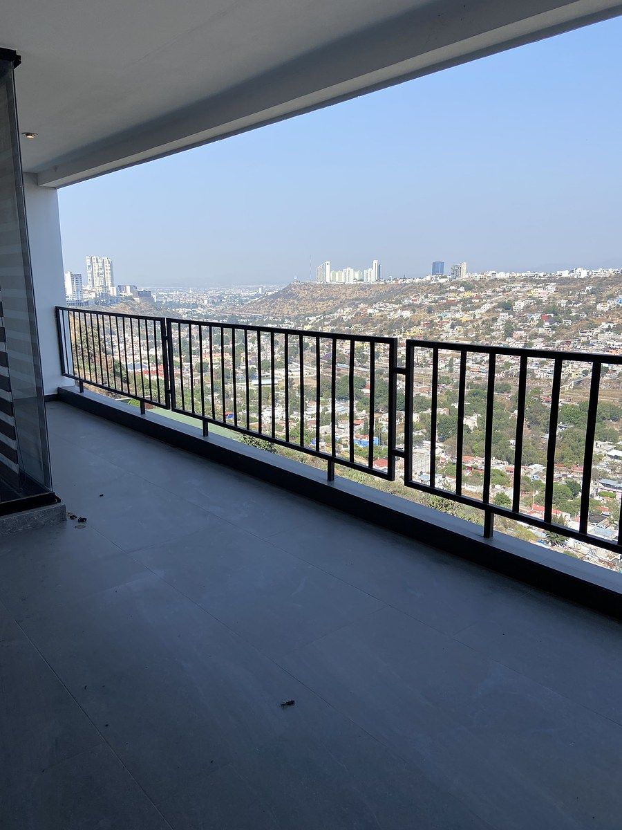 8 of 26: La terraza abarca estancia y recámara