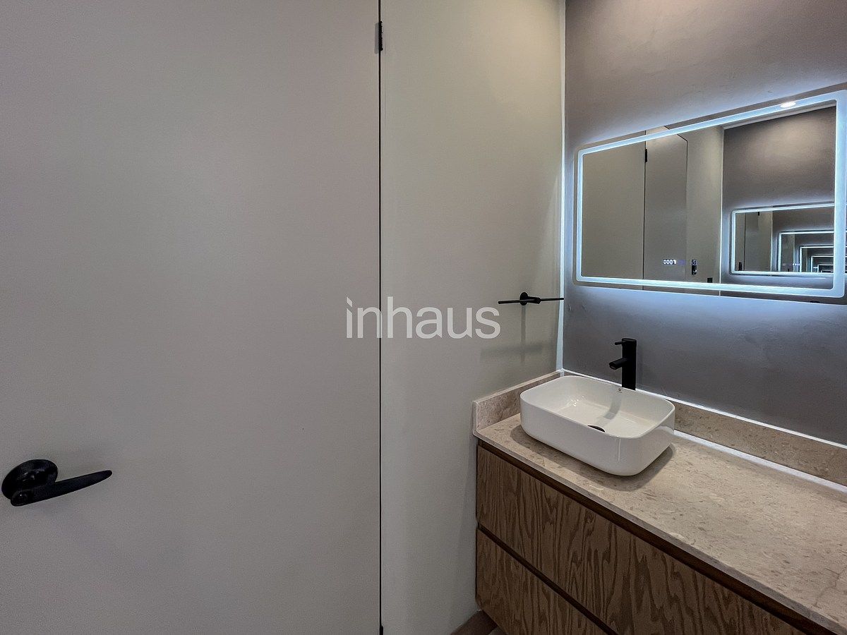 22 de 24: BAÑO COMPLETO COMPARTIDO