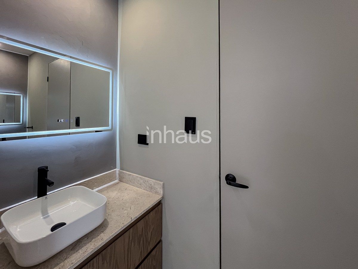 21 de 24: BAÑO COMPLETO COMPARTIDO