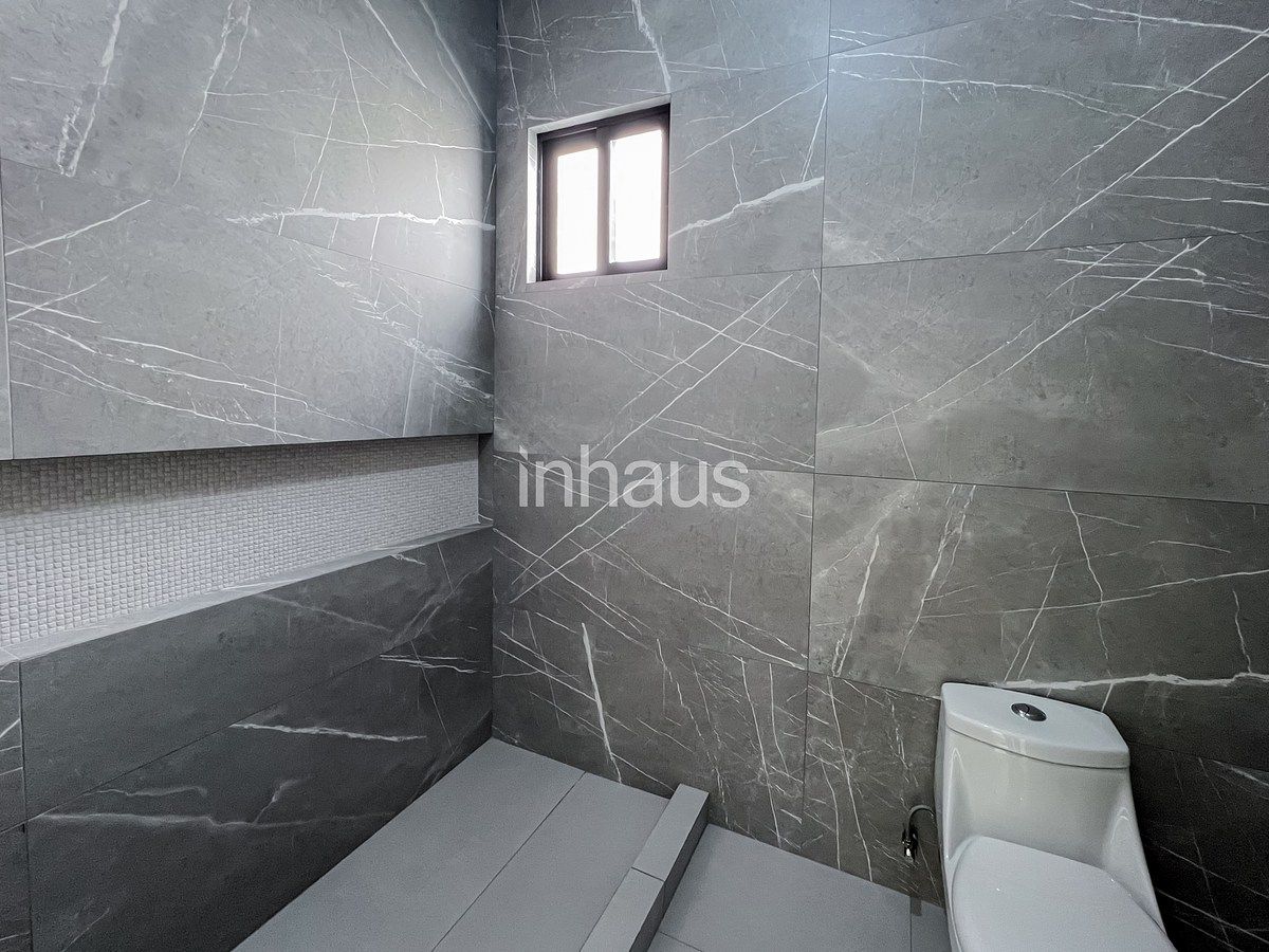 19 de 24: BAÑO COMPLETO COMPARTIDO