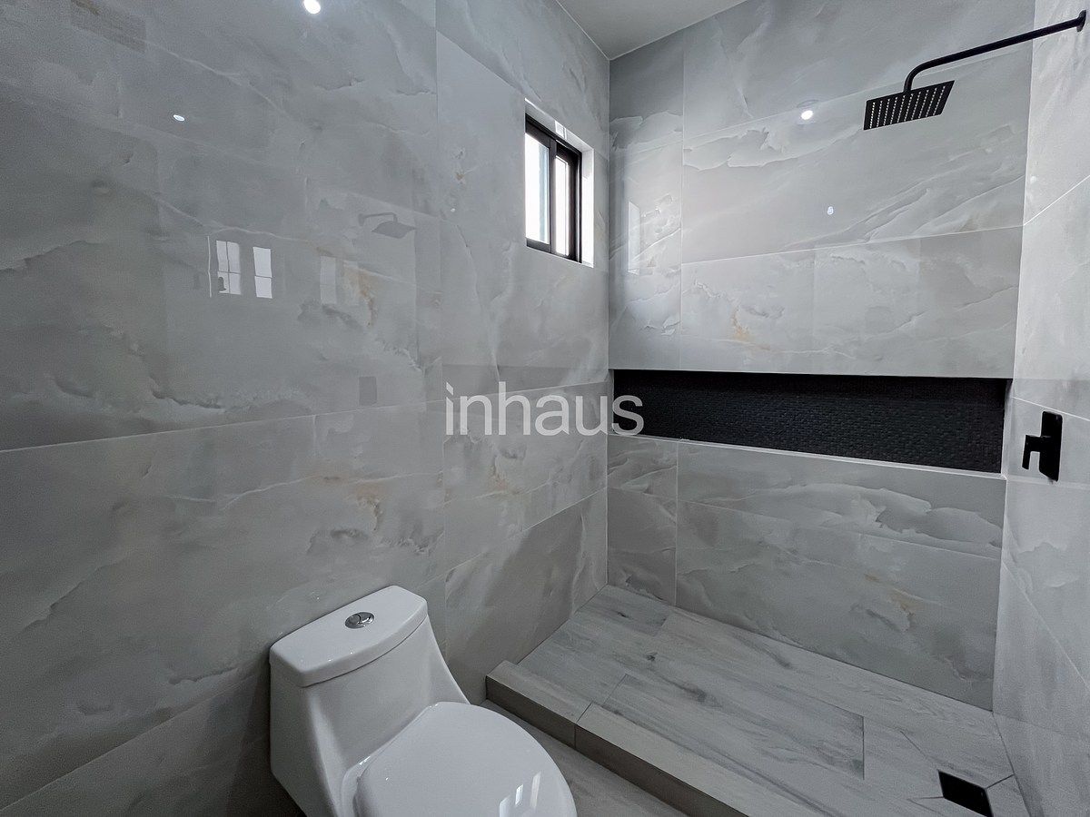 13 de 24: BAÑO COMPLETO PRINCIPAL