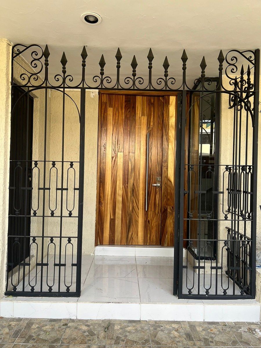 2 of 24: Puerta Ingreso