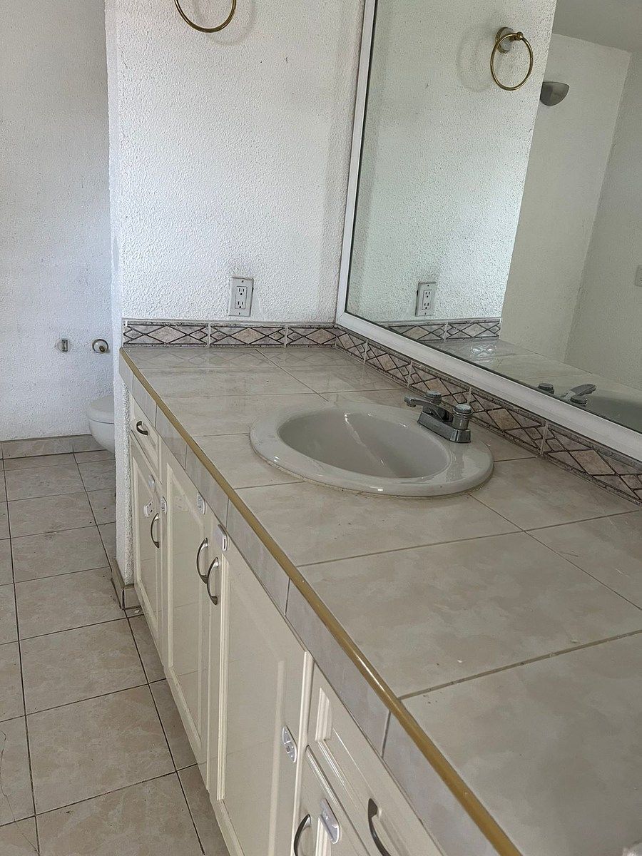 20 of 24: Baño Principal