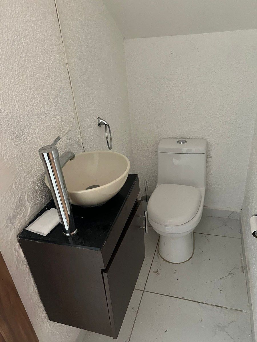 21 of 24: Medio Baño