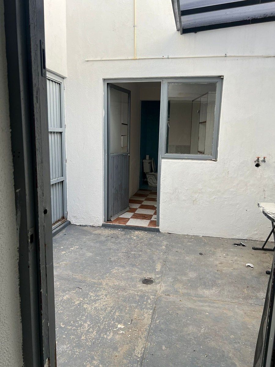 24 of 24: Tendedero y Cuarto de Servicio Completo