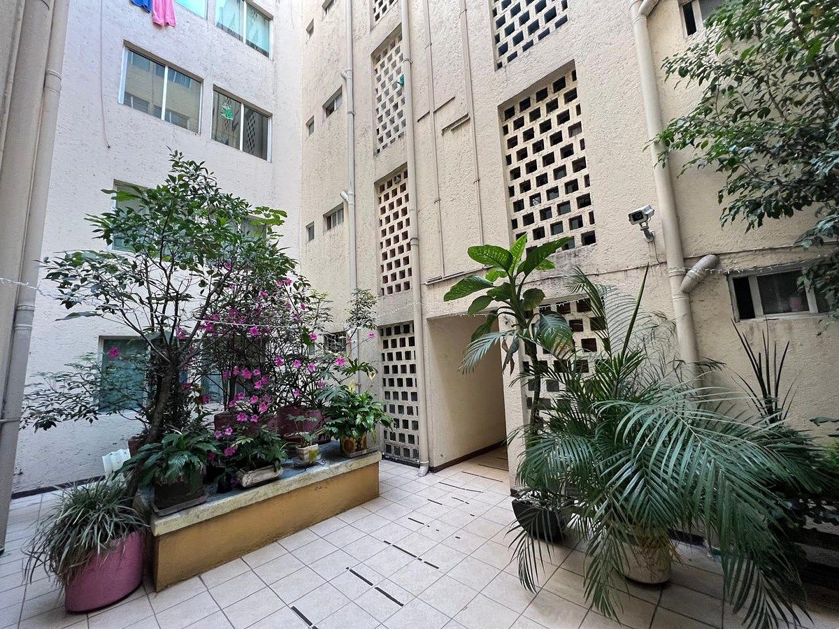 2 of 11: Vestibulo del edificio