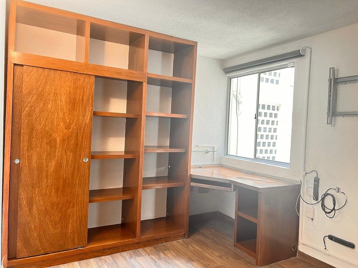 4 of 11: Recámara 1 con closet y escritorio