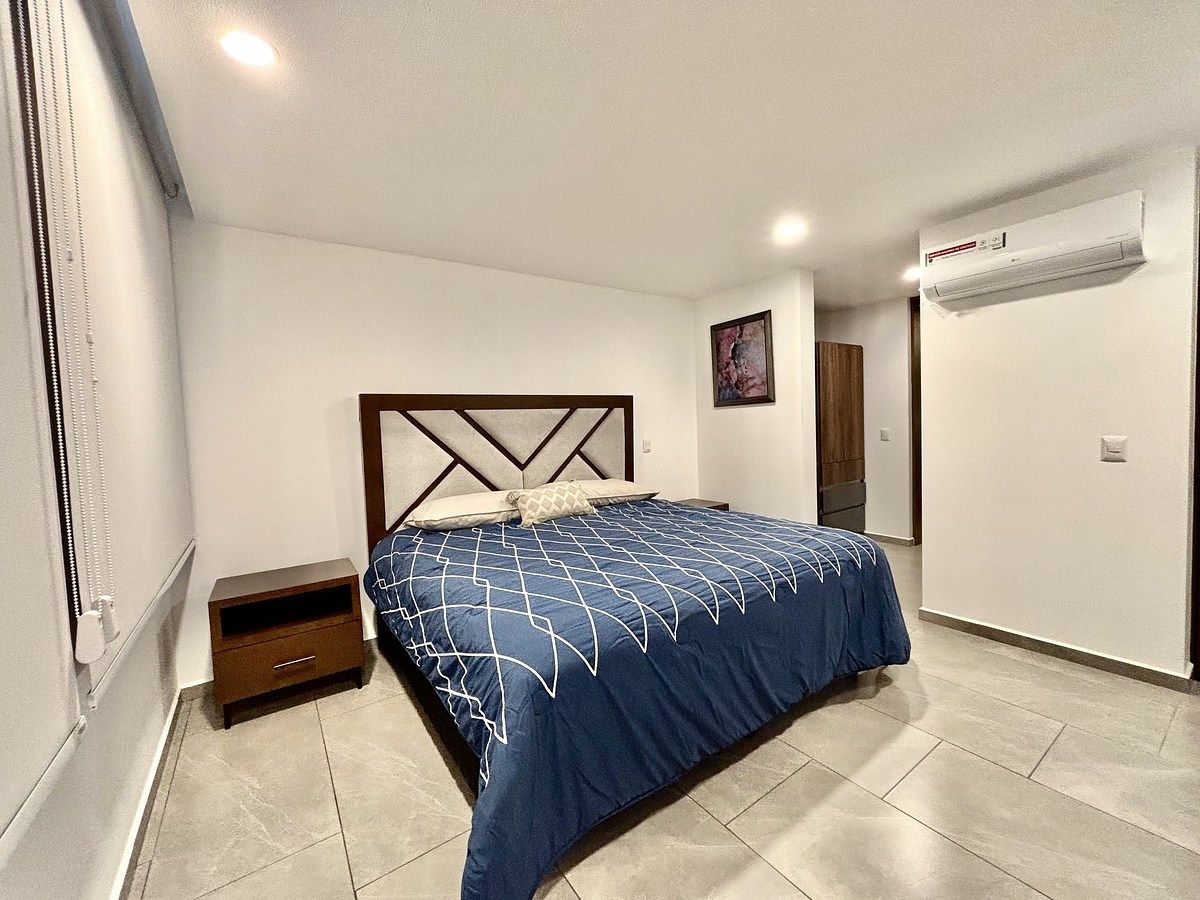 19 of 45: Recámara principal con A/C , vestidor y baño completo .