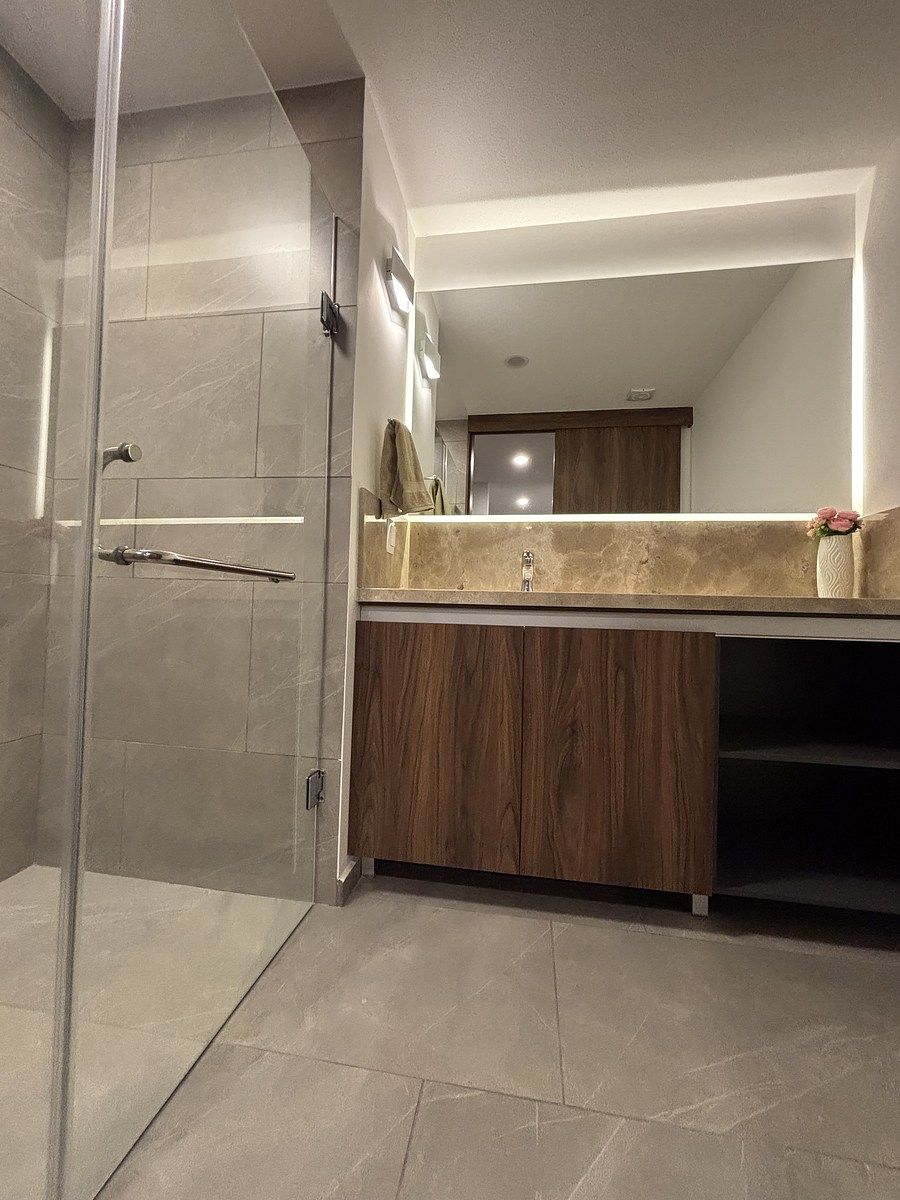 28 of 45: Baño completo al exterior .