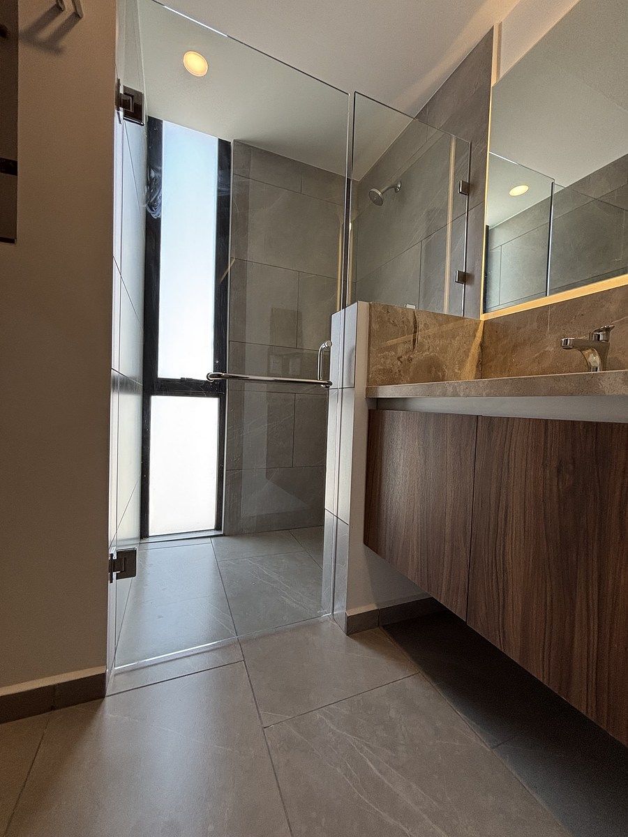 29 of 45: Baño  completo al exterior .